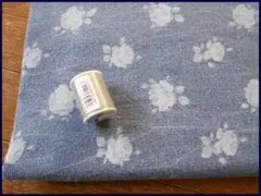 デニムブルー 花柄 綿麻生地 YUＷAコレクション。綿麻スラブ・ボトムズ等にも