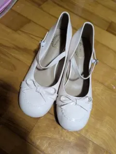 リボン付きベージュアンクルストラップパンプス