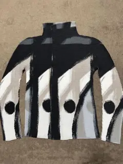 ★変更★美品★me ISSEY MIYAKE プリーツ 長袖 トップスのサムネイル
