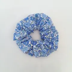 ハンドメイド　ホワイトベース　ライトブルーのお花柄シュシュ