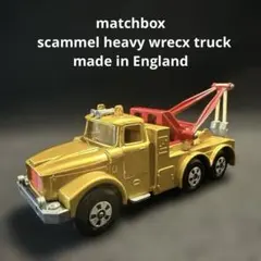 金色と赤色のクレーン付きトラックミニカー