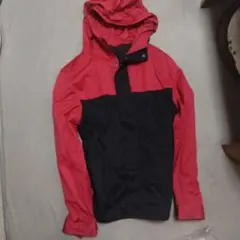 新品袋入り　マウンテンパーカー 赤と黒 フード付き