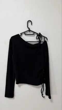 黒いオフショルダー長袖ニット