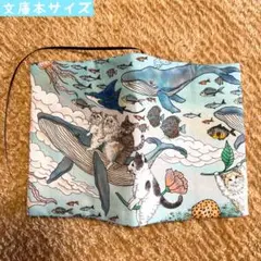 おとぎの国の猫と仲間たち柄　文庫本サイズ　ハンドメイドブックカバー