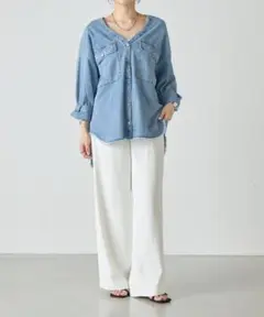 美品☆シーナリーのVネックダンガリーシャツ