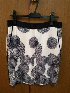 極美品ストラネス　スカートのサムネイル