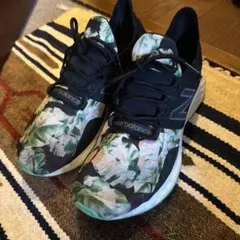 New Balance Fresh Foam Roav 花柄スニーカー
