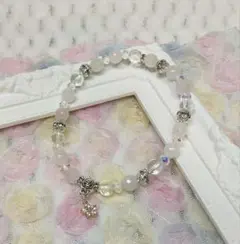ローズクォーツとホワイトクリスタルの花チャーム付きブレスレット
