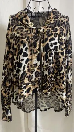 LA BUSヒョウ柄フード付きクロップドパーカー