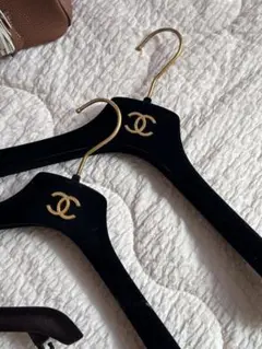 【最終価格で販売】CHANEL ベロアハンガー　ブランドハンガー　5本 シャネル ハンガー CHANEL ベロアハンガー 5本 人気 A