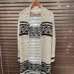 ロングカーディガンでネイビーで柄入ってます。2回ぐらいしか着てなく美品です