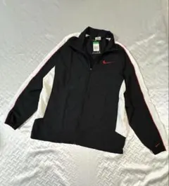 F51 新品　NIKE ウインドブレーカー　メンズ　XL 刺繍　ロゴ　黒に白い線