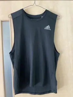adidas ブラック ノースリーブ タンクトップ
