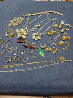 ①ジュエリーセット - ネックレス、イヤリング、ブローチ