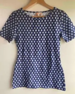 青い模様入り半袖Tシャツ
