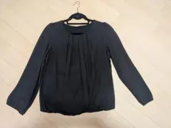 黒のプリーツデザイン長袖ブラウス　9号
