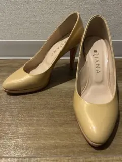 DIANA エナメルベージュハイヒール レッドソール 23cm