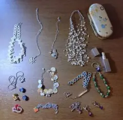 ④　アクセサリーセット（ネックレス・イヤリング等々）