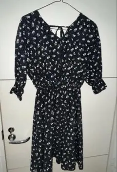 【美品✨】C.O.L.Z.A 小花柄 ミディ丈ワンピース 黒 M 旅行デート向き