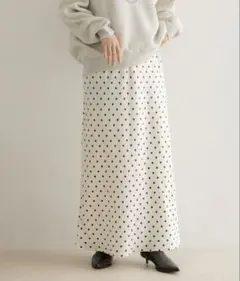 【新品タグ付】LOWRYS FARM ストレッチサテンスカート ホワイト系その他