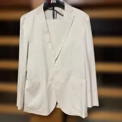 흰색에 가까운 베이지 스트라이프가 있는 Orobianco 테일러드 수트