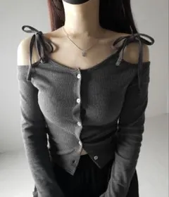 リボン付きオフショルダーリブニット