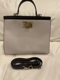 FURLA クリーム色と緑のレザー風ハンドバッグ