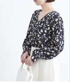 ADAM ET ROPE' Vネックフレアブラウス