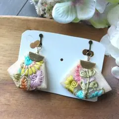 カラフル フリンジ 赤 ピアス イヤリング 黄色 マーブル 刺繍リボン