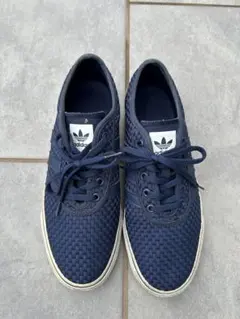 ネイビー スニーカー