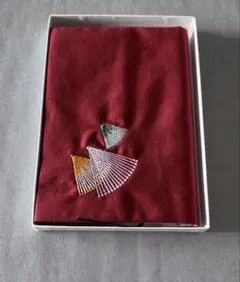 赤い布製ブックカバー 刺繍デザイン