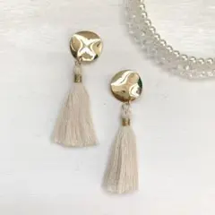 ゴールドプレート&オフホワイトタッセルピアス♬