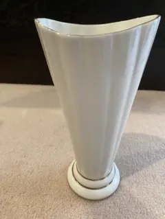 ホワイト陶器 フラワーベース 波形