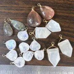 サービス品＊大粒多め✨天然石の豪華なチャームアソートg46