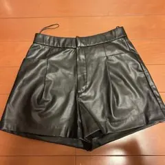 ZARA ブラック レザー ショートパンツ