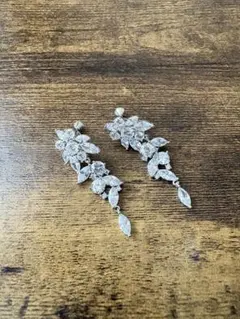 花モチーフのクリスタルイヤリング