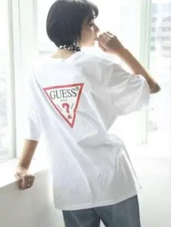 GUESS バックロゴ オーバーサイズTシャツのサムネイル