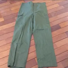 希少ヴィンテージ M39 スウェーデン軍のシンチバック付きファティーグパンツ