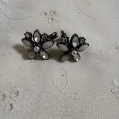 美品✨　ANNA SUI 花デザイン イヤリング オパール風