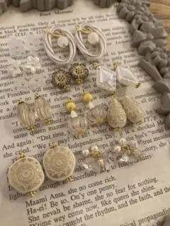 ⁑ハンドメイドチャーム⁑11ペアwhite×gold×beige