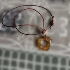 琥珀ペンダント