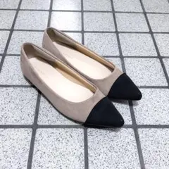 【アミアミ】ベージュと黒のポインテッドトゥフラットシューズのサムネイル