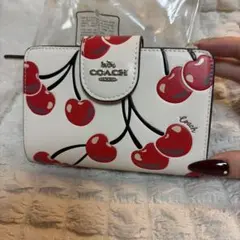 COACH さくらんぼ　プリントレザー 折り財布