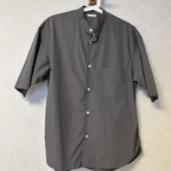 GU ダークグレー 半袖シャツ ボタン付き