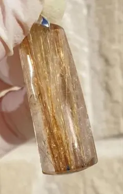 ゴールドタイチンルチルペンダントトップ 超高品質　天然石 原石 最強の金運石