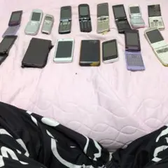 携帯電話本体 まとめ売り 15台セットのサムネイル