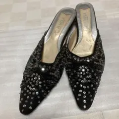 ビジュー付きブラックサテンミュール