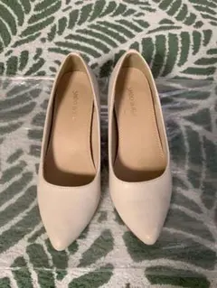 アイボリーポインテッドトゥ パンプス 低ヒール