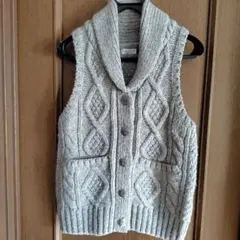 グレー ケーブルニット ベスト