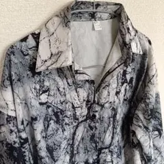 モノトーン抽象模様の長袖シャツ